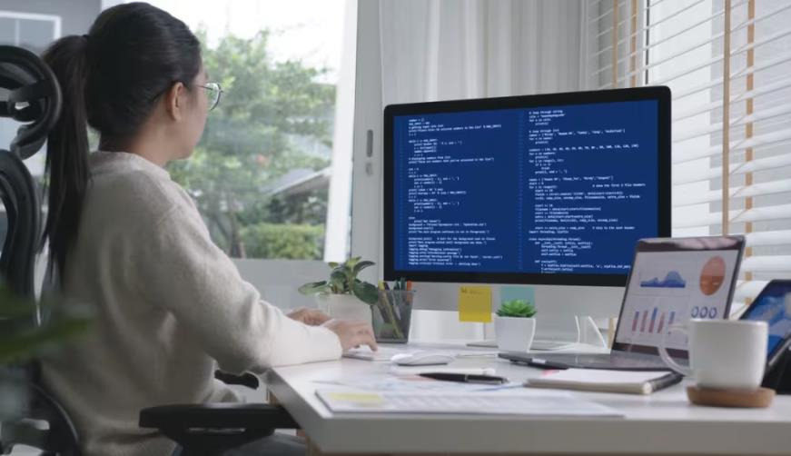 荆门软件开发公司实战建议:网站赋能,为何必须接入支持机器人?